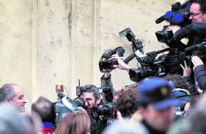El expresidente Camps, a su entrada al Tribunal Superior de Justicia, el mismo día que comenzó el juicio. / Txema Rodríguez/