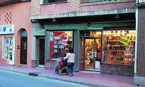 Una mujer pasea por delante de uno de los comercios de la localidad. ::
LP/
