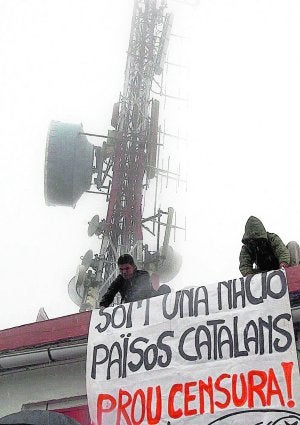 El repetidor de Acció Cultural en la Sierra de la Carrasqueta, en el intento de cierre de 2007. :: EFE Sentencia. La abogada de ACPV, Mercè Teodoro, y Eliseu Climent, tras conocer el pronunciamiento del Tribunal Constitucional. :: LP/