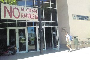 Cartel que se instaló en junio en el polideportivo de la Rambleta para protestar por el cierre de la instalación municipal. :: LP/