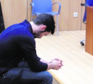 El acusado, ayer, antes de aceptar la condena. / LP/