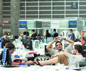 Varios campuseros descansan en una edición de la Campus Party. ::
JUANJO MONZÓ/