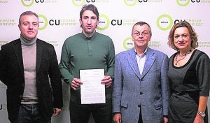 Representantes de CU con la moción que presentarán al pleno. :: LP/