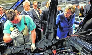 La canciller Merkel, durante una de las frecuentes visitas que realiza a grandes centros de trabajo. :: STEFFEN KUGLER / AFP/