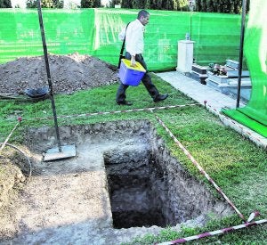 Inspección de una fosa común en Alicante en un caso de bebés robados. :: ÁLEX DOMÍNGUEZ/