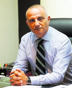 Elías Azulay Tapiero. En su despacho :: LP/