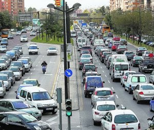 Colapso de tráfico en la avenida del Cid por una obras en la A-3, en un imagen de archivo. ::
MONZÓ/
