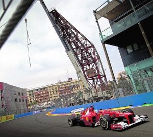 Fernando Alonso, durante las carreras de 2011. :: DAMIÁN TORRES/