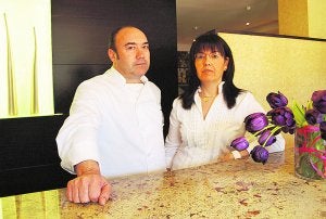 Miguel Barrera y su mujer Ángela del restaurante Cal Paradis. ::
LP/