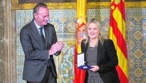 María del Mar Blanco, junto al presidente Fabra, ayer tras recibir la distinción de la Generalitat. :: M. PONCE/