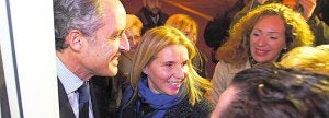 Francisco Camps y su mujer, a su llegada a la cena de anoche. :: DAMIÁN TORRES/