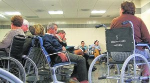 Varias personas aguardan a ser atendidas en una zona de espera del Hospital Arnau de Vilanova . :: J. MONZÓ/