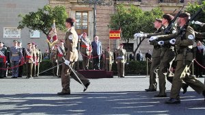 El jefe del cuartel de la OTAN en Bétera, Rafael Comas, saluda a las tropas durante el desfile de la Pascua Militar celebrado ayer en la plaza de Tetuán. :: IRENE MARSILLA/