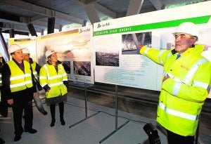 La ministra de Fomento, Ana Pastor, durante la visita que realizó en diciembre a las obras de la estación del AVE en Vigo. :: EFE/SALVADOR SAS/