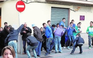 Un menor lanza una rata (arriba a la derecha) ante la mirada del resto de espectadores. :: J. SIGNES/