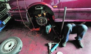 Un operario trabaja en un taller mecánico. :: LP/