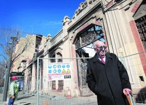 Carlos Gens Navarro, delante de la fachada incendiada de la fábrica Bombas Gens. :: TXEMA RODRÍGUEZ/