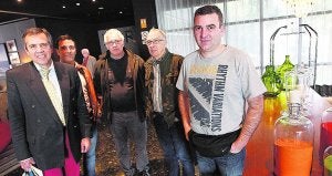 Cuatro afectados y su abogado (a la izquierda), tras la reunión. :: J. SIGNES/