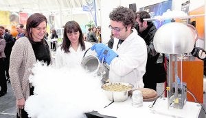 Català durante la visita que realizó ayer a la feria Educare, instalada en el Ágora de la Ciudad de las Artes y las Ciencias. :: LP/
