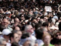 Millares y millares de valencianos y turistas contemplan todos los días, a las 14 horas, en la plaza del Ayuntamiento el disparo de la mascletà. Foto: EFE./