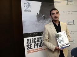 El director del Festival de Cine de Alicante, Vicente Seva, durante la rueda de prensa que ha ofrecido con motivo de la gala inaugural de la 5ª edición que se celebrará mañana en el Teatro Principal de Alicante. EFE/