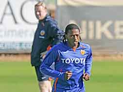 Ronald Koeman observa a Manuel Fernades./