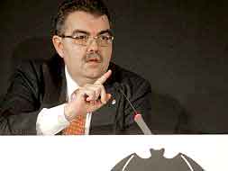 Juan Soler hace un gesto con su mano derecha durante su alocución en la junta general./