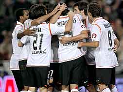 Los jugadores del Valencia se abrazan en el partido ante el Murcia./