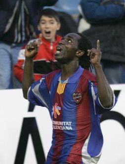Riga mira al cielo tras marcar un gol ante el Betis./