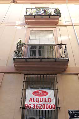 Una inmobiliaria ofrece un piso de alquiler en Valencia./