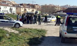 Agentes de la Policía Local y de la Guardia Civil dialogan con los jóvenes implicados en la reyerta, ayer al mediodía en Villena./