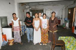 Una familia rumana residente en una nave vieja del barrio de la Punta de Valencia a finales del pasado año./