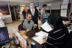 Finca de Sos en la que está prevista la puesta en marcha de este proyecto y, a la derecha, los vecinos presentan los recursos al mediodía de ayer en el ayuntamiento de Alzira./