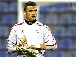 Jesús Unanua, portero del Alicante, se coloca los guantes en un partido./