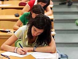 Estudiantes en selectividad./