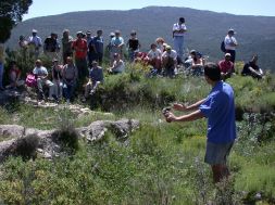 Unos visitantes reciben explicaciones sobre la historia del yacimiento arqueológico de La Sarga./