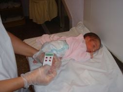 Enfermera realizando unas pruebas a un recién nacido en el Hospital de Sagunto./