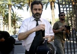 El fiscal Anticorrupción, Felipe Briones, momentos antes de personarse en un proceso judicial./