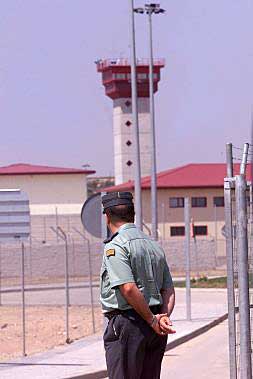 Un guardia civil vigila las instalaciones de la cárcel de Villena./