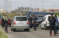 Agentes de la Policía Local y la Policía Nacional, ayer, en uno de los controles que realizaron en la carretera que une Valencia y Benimàmet./