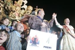 Armiñana coge la mano de la fallera mayor de Nou Campanar en la celebración del primer premio de 2008./