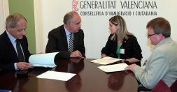 El conseller Rafael Blasco con la presidenta de la Mancomunitat, Rosa Sebastià./