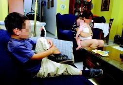 Los celos entre hermanos son habituales y pueden darse en ambos sentidos: del mayor hacia el pequeño o al revés./