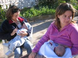 Mar, con su hijo Santiago, y Ana Alegre, con su hijo Alejandro./