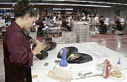 Unas trabajadoras de la empresa calzados Wonders, en Elche, en plena actividad, una de las pocas industrias de tamaño grande del sector que existen en la provincia./