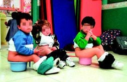 Niños haciendo de vientre en una guardería./