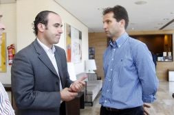 Fernando Giner (dch) conversa con Dani Barroso antes de su presentación./