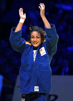 Ana Carrascosa celebra su triunfo en el Europeo de Lisboa./