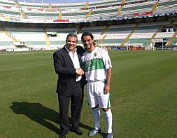 Diego Fuentes(i), vicepresidente del Elche, saluda a Santos (d) en su presentación./