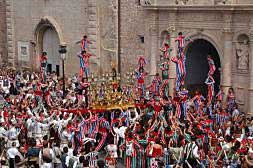Entrada de la Mare de Déu de la Salut a la basílica de Algemesí rodeada por la Muixeranga./